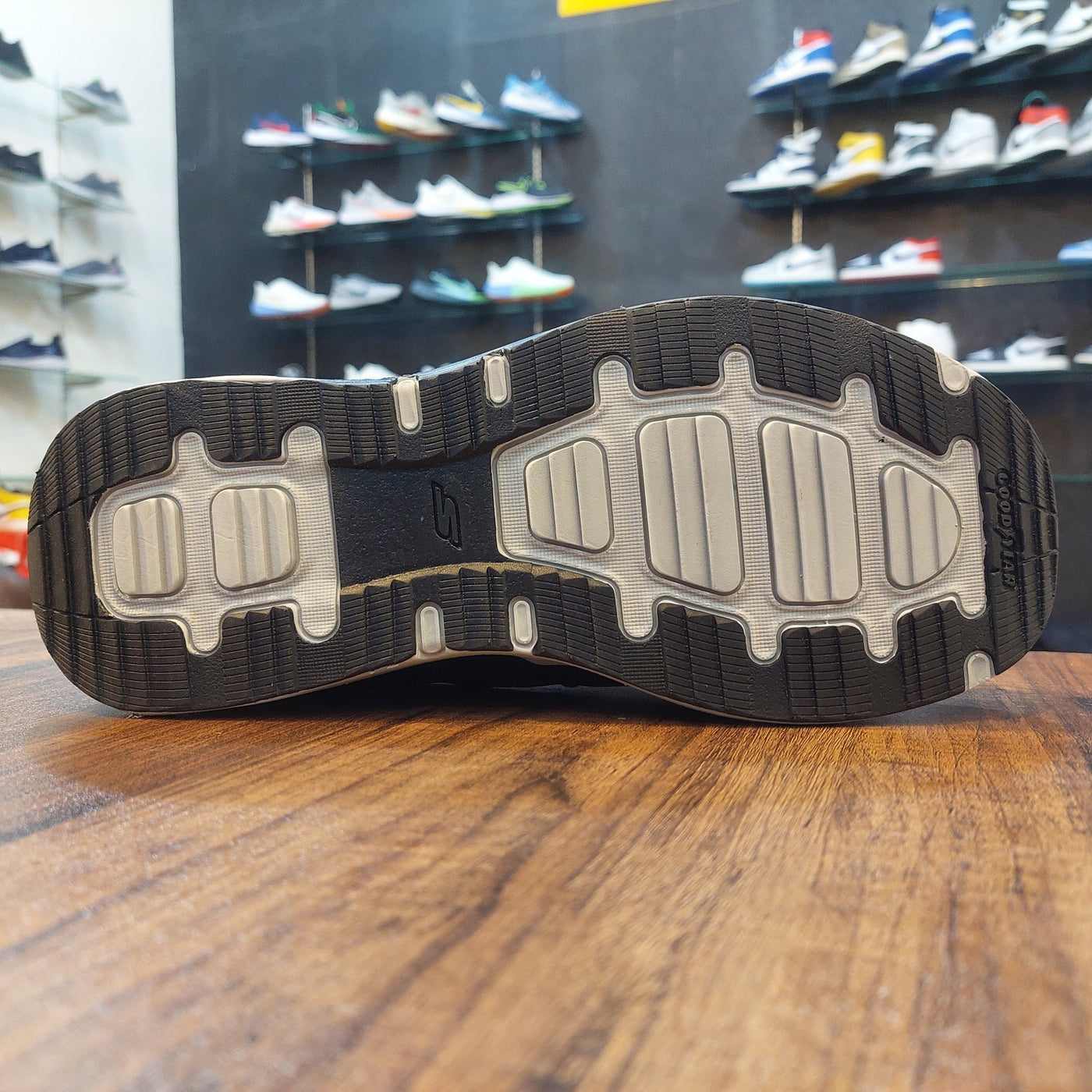 Sketcher Banlin Ultra Go-Goodyear Sole "Black White"
