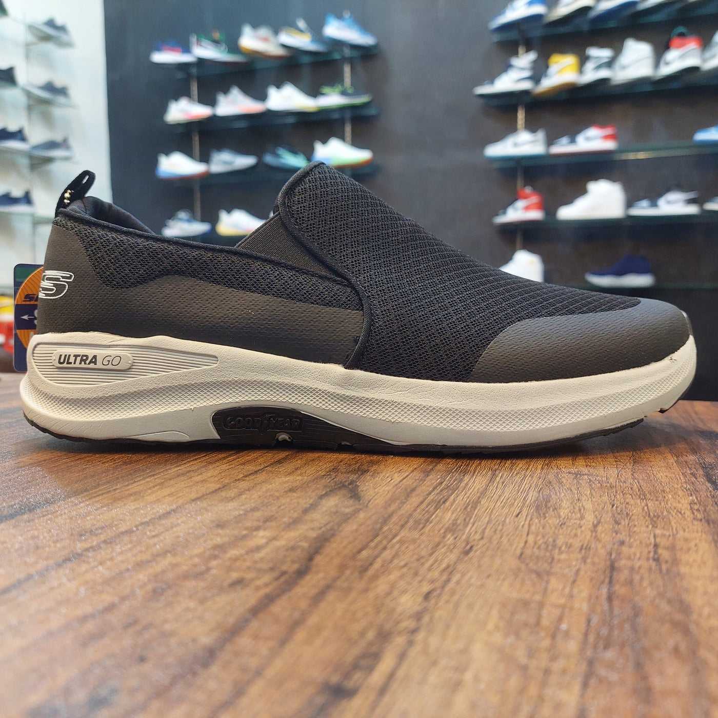 Sketcher Banlin Ultra Go-Goodyear Sole "Black White"
